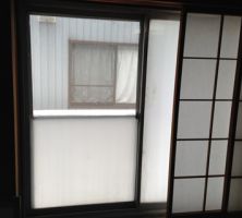 裏庭 窓ガラスに断熱シートと内窓取付